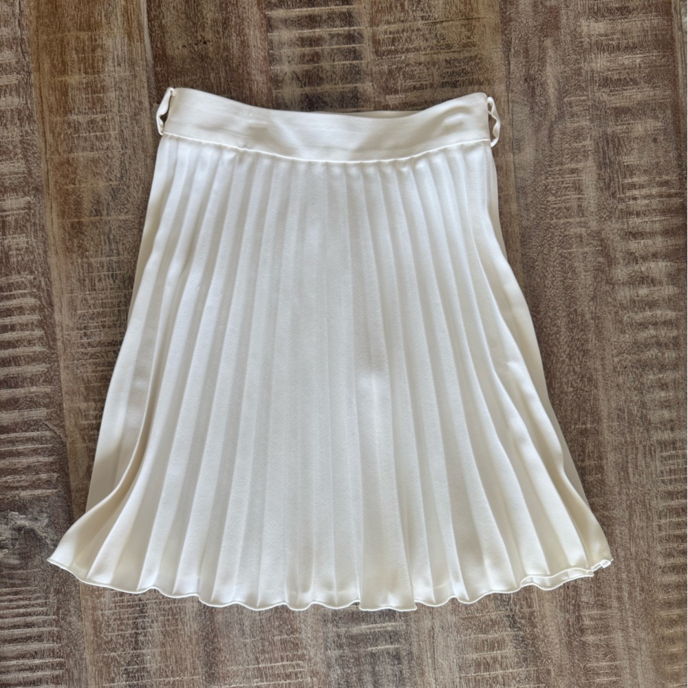 Never use. Old money Zara White Pleated Skater Mini Skirt